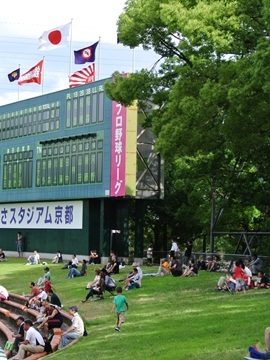 これは次の試合の写真で…甲子園常連校だったので、若干観客増えてます！