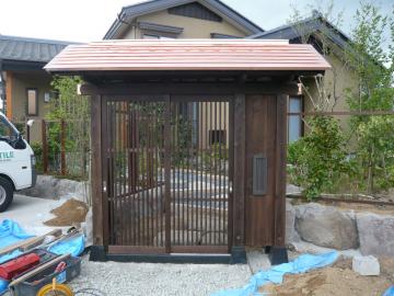 庭師の作る庭門　銅板葺き完成