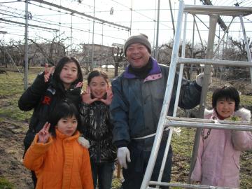 須貝智郎さんと近所の子どもたち