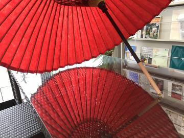古内和傘店から作って頂いた朱一色の蛇の目傘