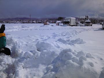 雪に埋もれた駐車場