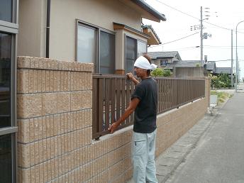 木調フェンス立て込み中