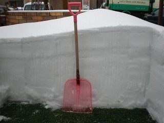 スコップと雪