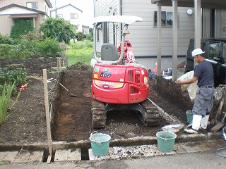 バックホー　掘る　長岡