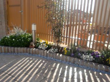 アプローチ横の花壇 静岡市葵区・Oさま邸