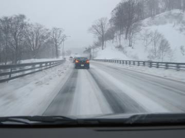 月山　雪の道