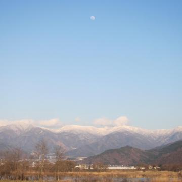 白い山と　月
