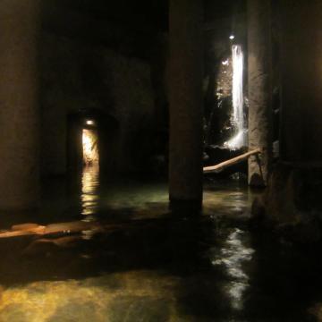 岩の湯　洞窟風呂