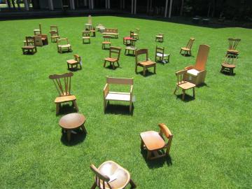 芝生の上の椅子