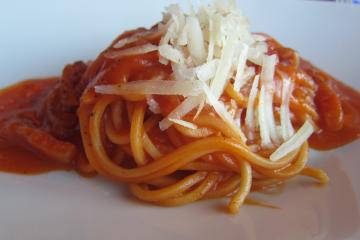 パンチェッタとトマトソースのスパゲティー　アマトリチャーナ