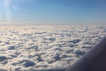 飛行機の窓から雲海