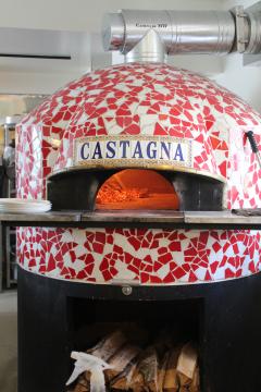 赤いタイル貼りのピザ釜　ピッツェリア　カスターニャ