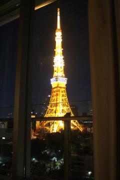 窓から東京トワーのライトアップ