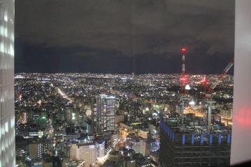 ホテルの窓からの夜景