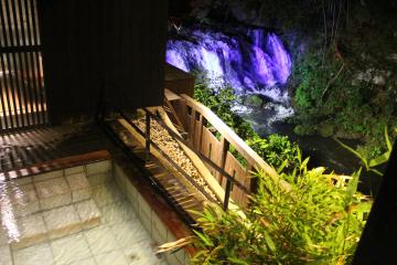 露天風呂から見える滝のライトアップ