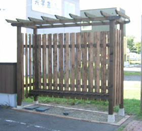 ベンチ付き木製フェンス