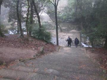 四阿屋神社　雑木林から階段を下り