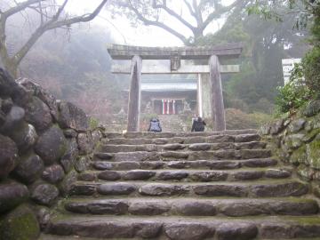 四阿屋神社　階段を上り
