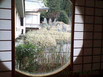 窓から眺めた上古の庭