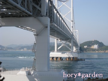 日本ってこんな大きな橋を渦のある海に掛けれるんだねぇ、すごい！