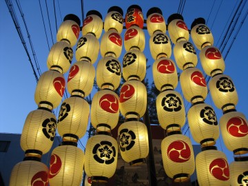 8八幡山　八坂神社の印がいっぱい！Ｙは市内の人じゃないから、７月でも胡瓜普通に食べます！