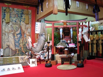 16鯉山　鯉のご神体と…お飾り餅みたいなんが石川県の鏡餅みたいに紅白だぁ！
