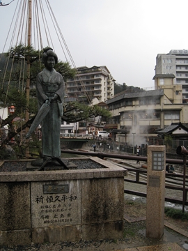 台は広島市の敷石だそうで…だから平和を祈ってるの。