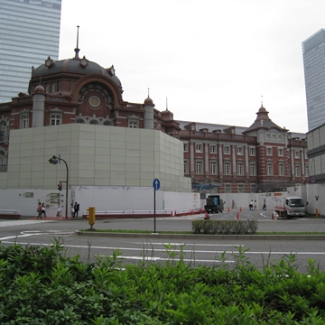 友達と待ち合わす前に…東京駅の周りをぐるっと。