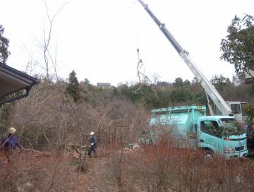 奥はクレーン車、手前は移動粉砕車