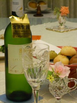 お月見ウサギ饅頭と神戸の白いワイン