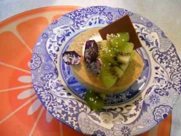本日のデザート：キャラメルモカロールケーキとルイ14世の花びらの砂糖漬け