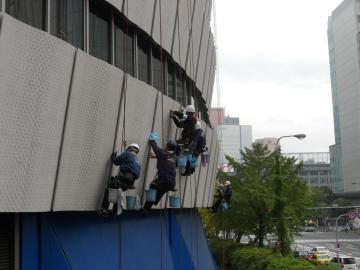 大阪駅近くのビルの壁をクリーニング