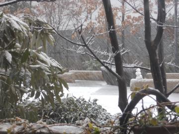 遠くに小学生の雪だるま