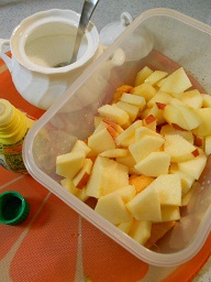リンゴのイチョウ切りとレモン