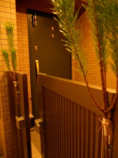 玄関の両側松飾り