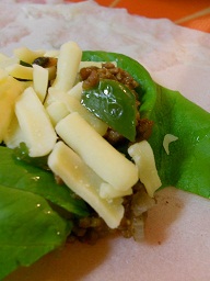 ミンチ肉+新玉ねぎ+ピーマン+シイタケ：カレー粉とシュレッドチーズ