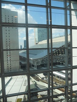 西側の窓から、JR大阪駅が見えています^0^//