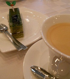 わたくしは抹茶を・・・濃厚な抹茶ムースがのっています♥珈琲はホテル並みに美味しいのです♥