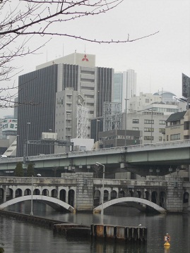 川岸に沿った桜並木・・・枝はすこ～し膨らんで♡