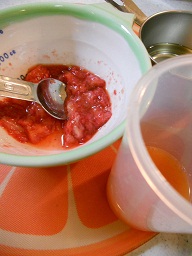 苺シフォン：苺をつぶして入れます