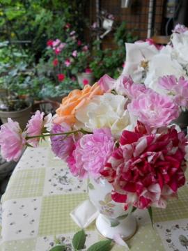 今朝のテーブルの花