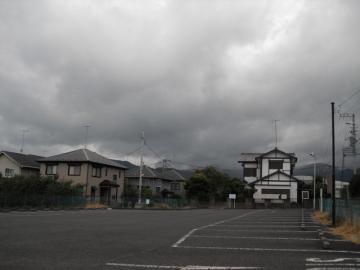 台風４号の影響で分厚い雲に覆われている伊勢原市最大の観光名所大山