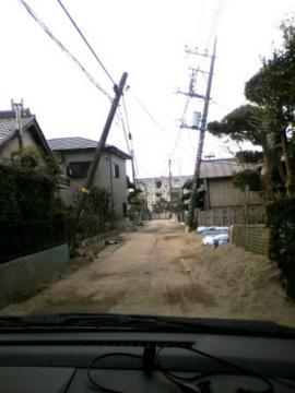 千葉県香取市の住宅街です。液状化現象で砂が溢れています。