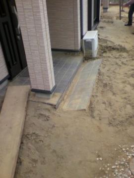 千葉県香取市の住宅街です。液状化現象で砂が溢れています
