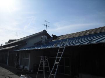 復興支援出張工事。屋根鋼鈑を張っています。