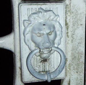 白いライオン門扉錠