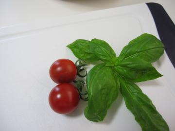 basil & petit tomate
