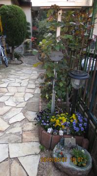 entrance gardenbed 1