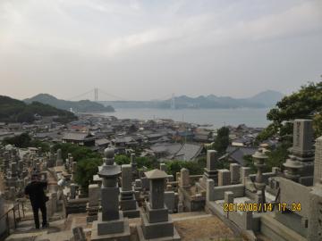 墓から、因島大橋を望む