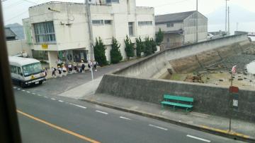 大浜農協前から、小学生がスクールバスに乗るところ